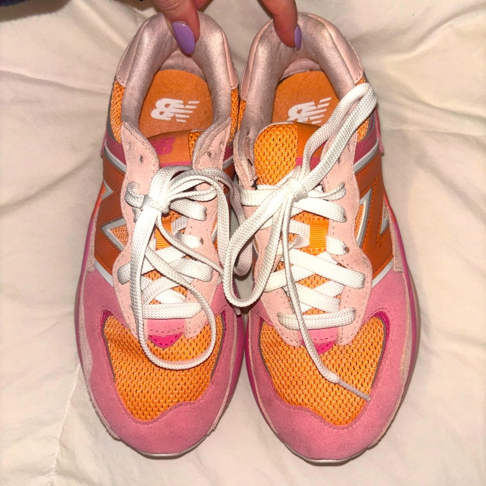 New Balance Women 57/40 Valentine’s Day Pink - Picture 2 of 3